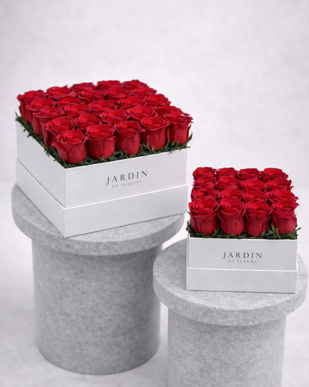 Two white boxes with red roses labeled 'Jardin' on a light gray background